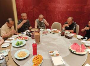 18日我们十余名老同志乐聚“王厚元”饺子馆